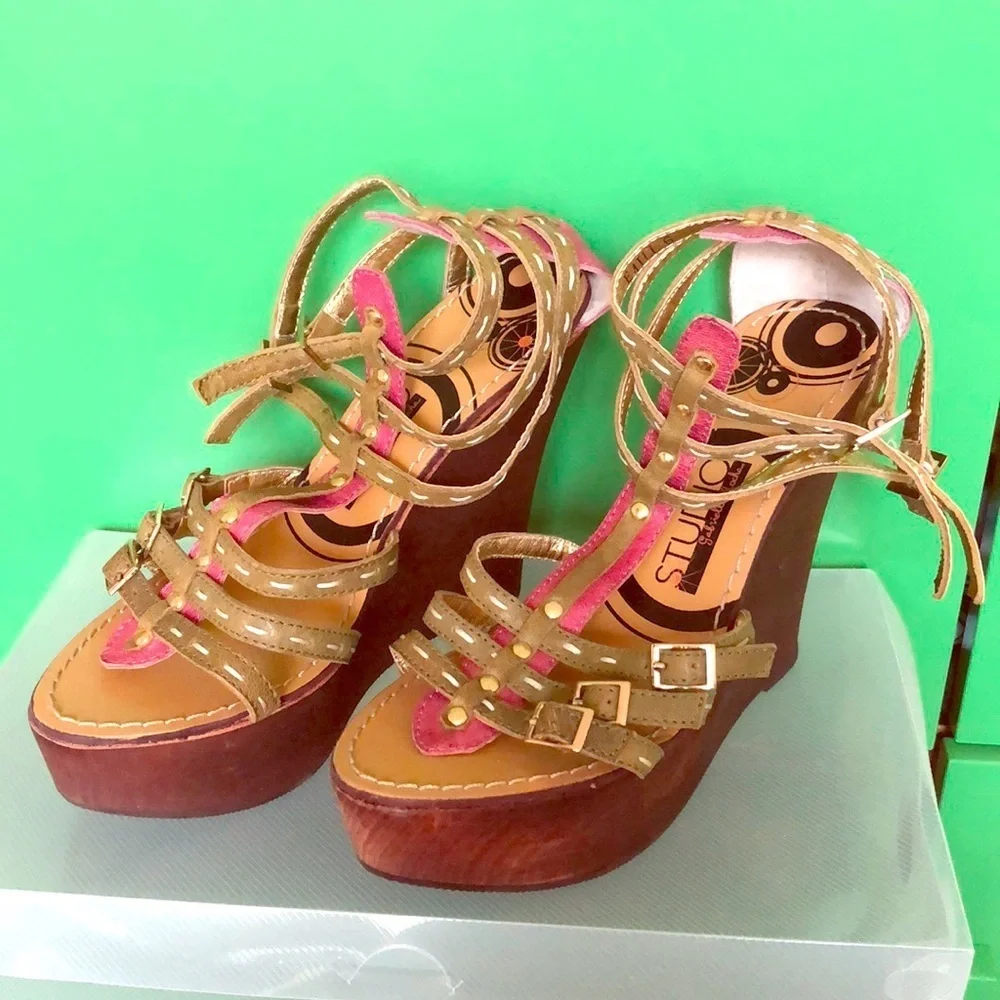 STUDIO by Gabriela Rocha-Olive green & pink wooden wedge